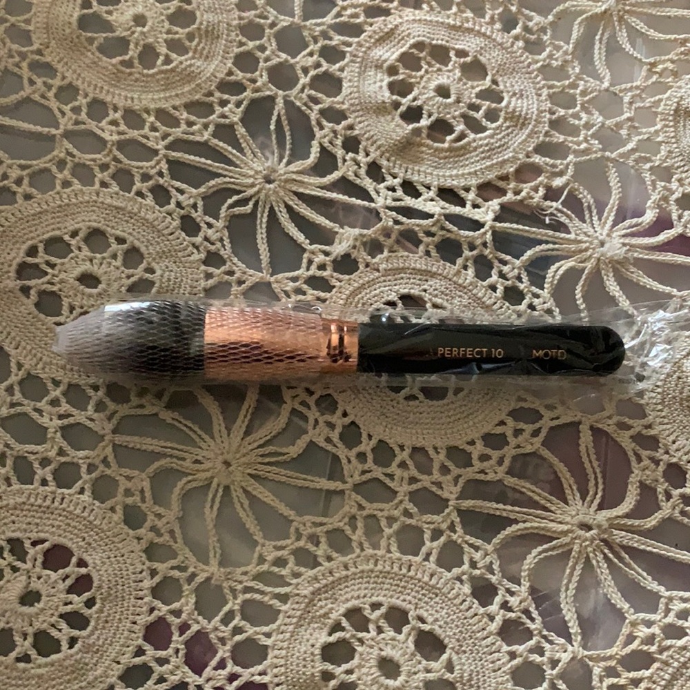 MOTD COSMETICS A Perfect 10 Tapered Face Brush